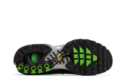 Nike Air Max Plus TN Black Silver Green Strike - vue de trois-quarts
