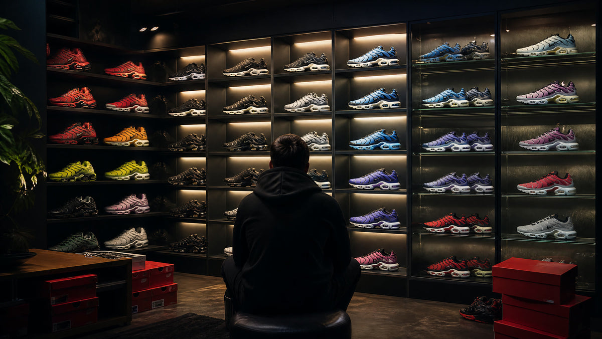 Mur de Nike Air Max Plus TN dans une pièce sombre